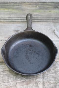catalog photo of 50s vintage unmarked Wagner cast iron pan, 9 inch skillet W mark 