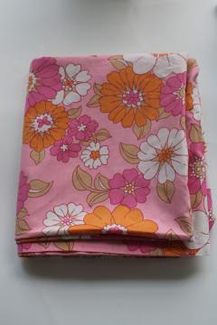 catalog photo of 60s 70s vintage poly cotton fabric flat bed sheet, flower power retro daisy floral pink orange