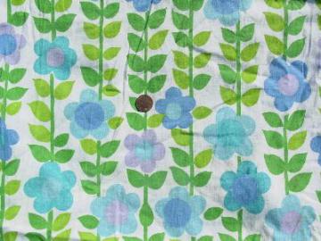 catalog photo of 60s cotton fabric, big bright daisies!