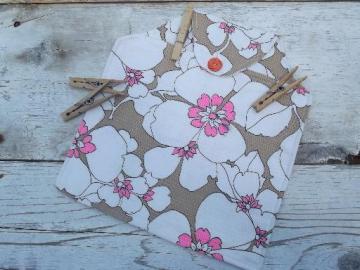 catalog photo of 60s vintage cotton clothespin bag, big flowers print fabric, very retro!