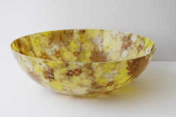 catalog photo of 60s vintage fiberglass salad or snacks bowl, retro daisy flowers in yellow & gold