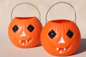 catalog photo of 70s 80s vintage plastic Halloween pumpkins, little trick or treat pails jack o lanterns w/ wire handles