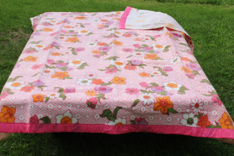 photo of 70s mod vintage never used synthetic bed blanket, pink & orange flower power floral daisy print  #4