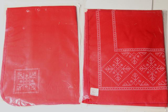 photo of 70s vintage Christmas table runner napkins kit stamped to embroider, red white snowflakes #2