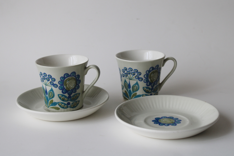 photo of 70s vintage Figgjo Flint ceramic demitasse cups & saucers, mid century mod flowers print #1