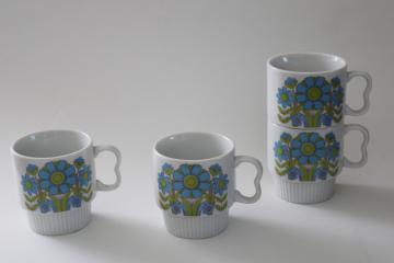 70s vintage Japan ceramic stacking mugs, retro print daisy flowers in blue & avocado green