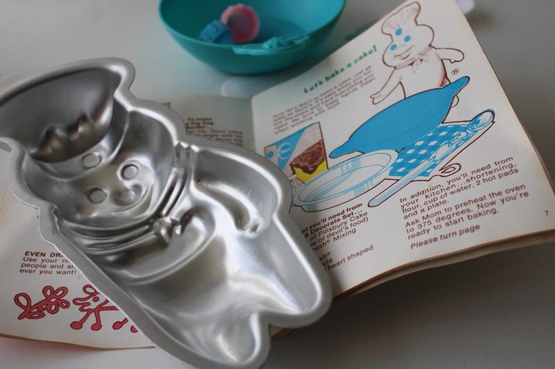 photo of 70s vintage Pillsbury doughboy cake baking pan, toy kitchen utensils, cookbook #4