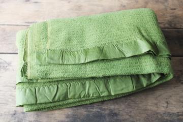 catalog photo of 70s vintage avocado green acrylic thermal weave blanket, queen size 74 x 84