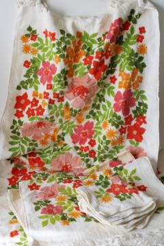 catalog photo of 70s vintage cotton bath towels, coral & lime green mod floral print JCP Fashion Manor 