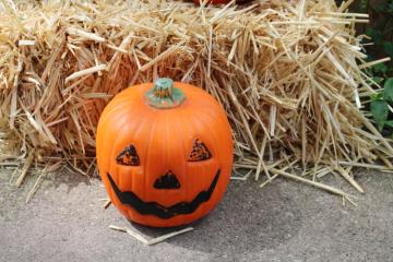 catalog photo of 80s vintage Halloween candle BIG jack o lantern figural candle whipped wax pumpkin 