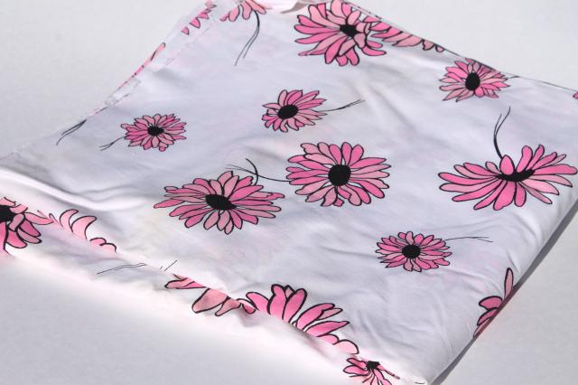 photo of 80s vintage cotton fabric w/ daisy print, retro pink & black daisies flowers #4