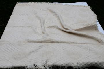 catalog photo of 90s vintage cream colored cotton throw or lap blanket, woven hearts pattern cozy cottage style 