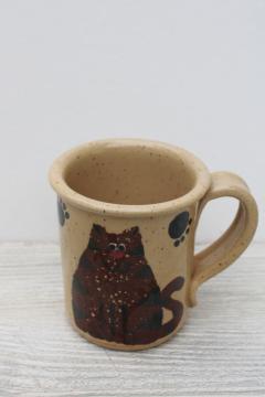 catalog photo of 90s vintage handcrafted Three Rivers pottery coffee mug, cat & mouse smiling kitty
