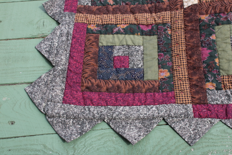 photo of American Heritage Donna Sharp log cabin quilt, applique w/ sawtooth border rustic green & red  #4