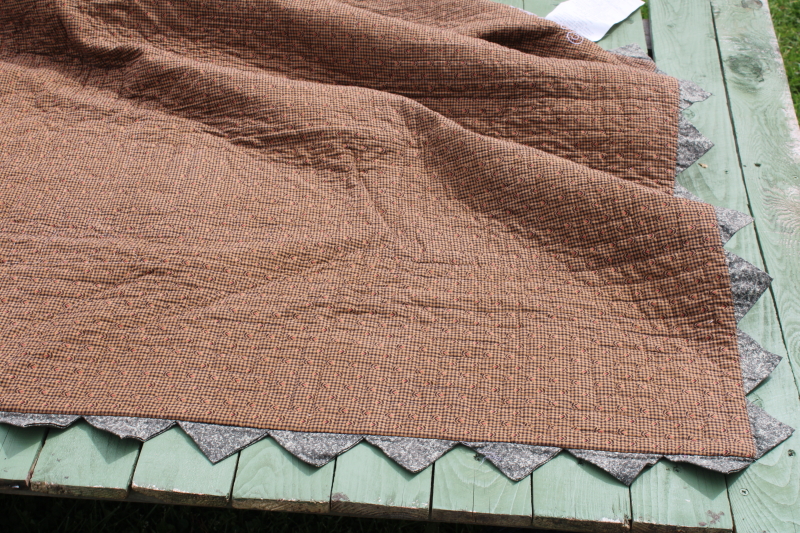 photo of American Heritage Donna Sharp log cabin quilt, applique w/ sawtooth border rustic green & red  #8