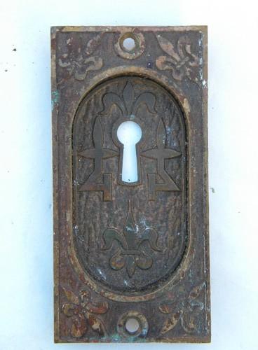 photo of Antique Arts & Crafts vintage ornate fleur-de-lis brass/bronze escutcheon keyhole #1