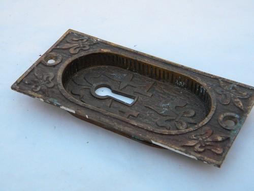 photo of Antique Arts & Crafts vintage ornate fleur-de-lis brass/bronze escutcheon keyhole #2