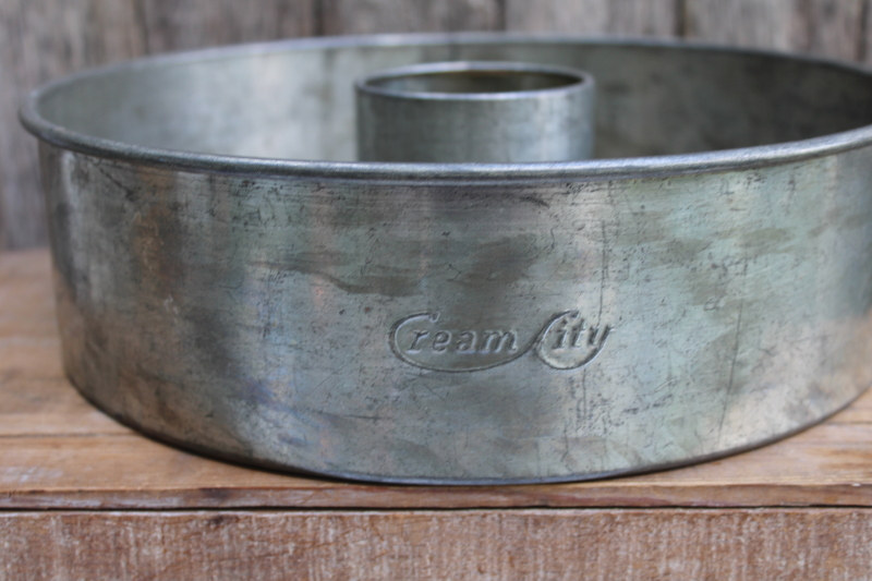 photo of Cream City embossed tinned steel spring form cake pan, large round ring mold 1930s or 40s vintage  #2