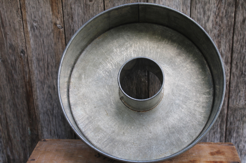 photo of Cream City embossed tinned steel spring form cake pan, large round ring mold 1930s or 40s vintage  #3