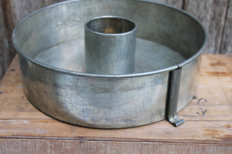 photo of Cream City embossed tinned steel spring form cake pan, large round ring mold 1930s or 40s vintage  #4