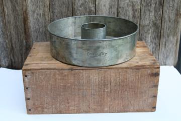 catalog photo of Cream City embossed tinned steel spring form cake pan, large round ring mold 1930s or 40s vintage 