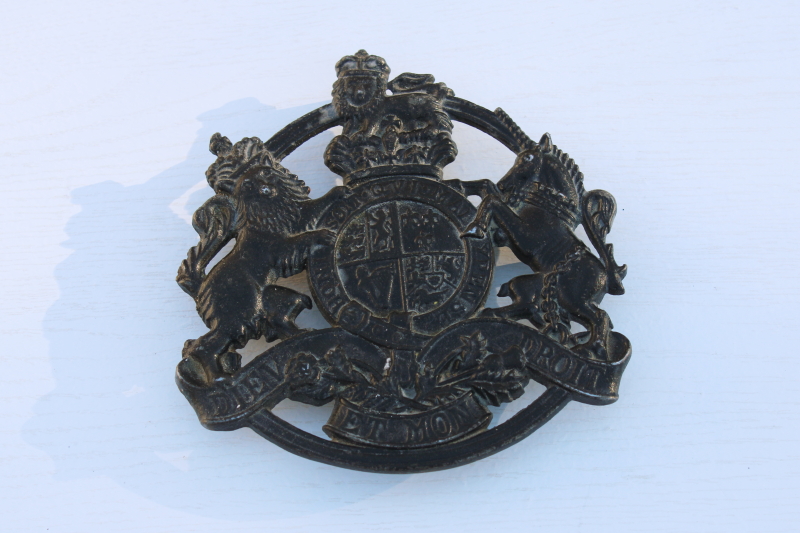photo of English Royal Arms crest cast metal trivet or hanging, 1950s vintage Kings Arms #1