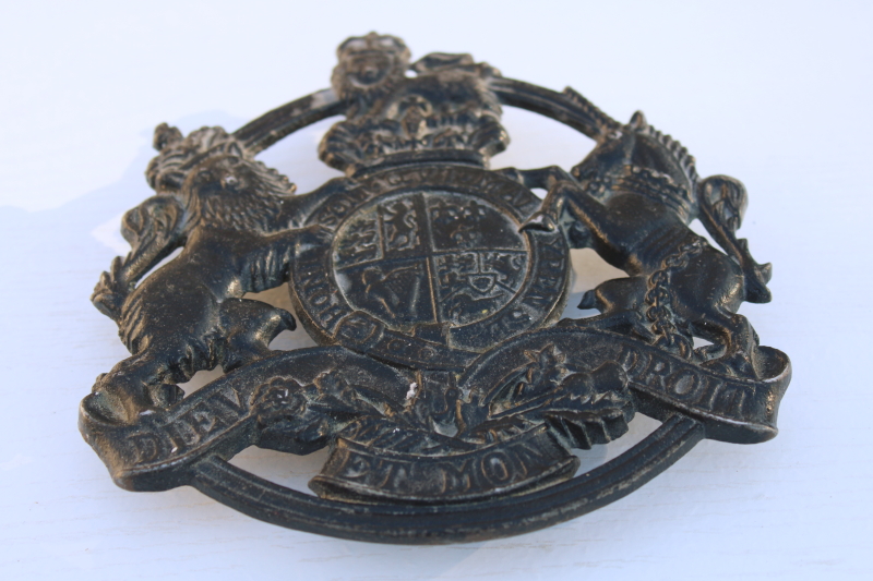 photo of English Royal Arms crest cast metal trivet or hanging, 1950s vintage Kings Arms #2