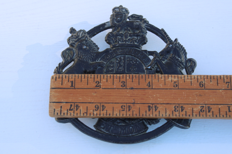 photo of English Royal Arms crest cast metal trivet or hanging, 1950s vintage Kings Arms #5