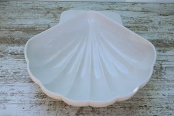 catalog photo of Heritage white glaze Pfaltzgraff large scallop shell seashell bowl 