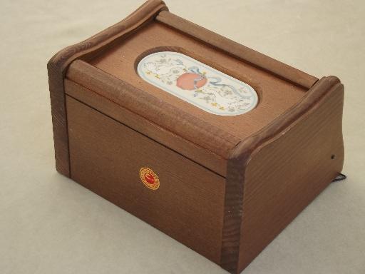 photo of International Marmalade geese w/ apple wall box, 80s goose pattern recipe box  #4