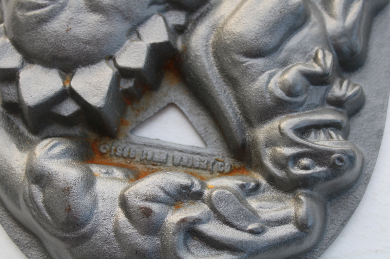 photo of John Wright cast iron cakelet pan, dinosaur shapes mini cakes mold #2