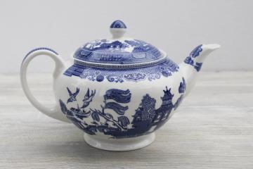 catalog photo of Johnson Bros blue willow pattern china teapot, 1990s vintage, newer Johnson Brothers