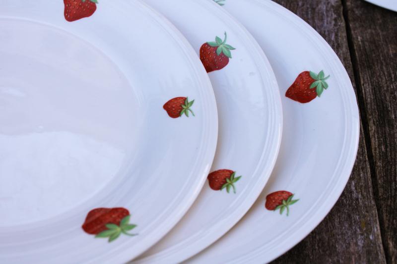 photo of Knowles pottery strawberry dinner plates, red strawberries border vintage china #7