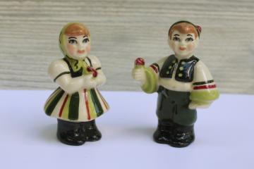 catalog photo of MCM vintage Madison Ceramic Arts studio pottery figurines, Wee Swedes folk art boy & girl Hansel & Gretel 