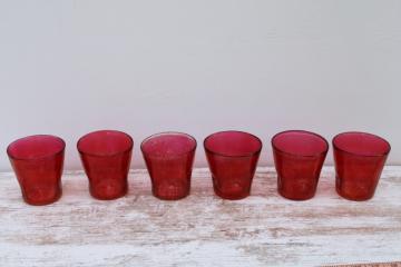 catalog photo of MCM vintage crackle glass tumblers, mod pinched shape drinking glasses w/ ruby stain color 
