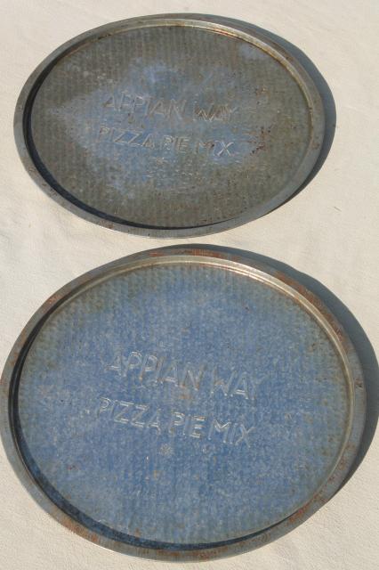 photo of Ovenex type vintage baking pans, two round trays Appian Way pizza pie plates #1
