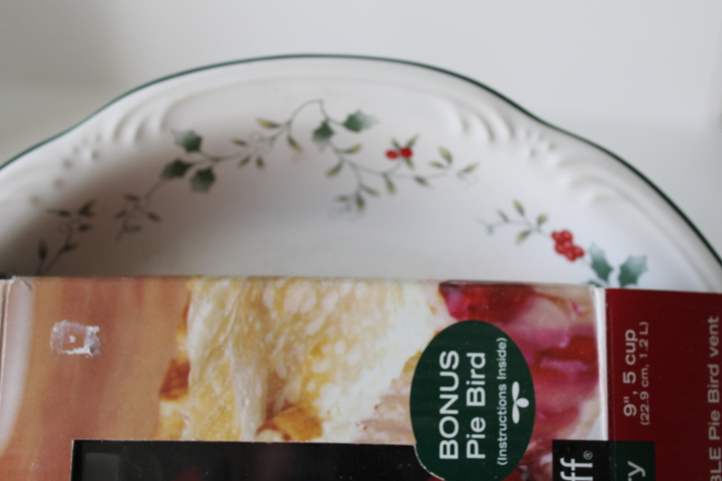 photo of Pfaltzgraff Winterberry holly pie pan & red cardinal pie bird new in pkg vintage #3