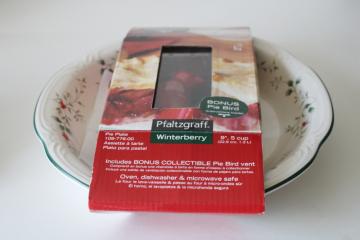 catalog photo of Pfaltzgraff Winterberry holly pie pan & red cardinal pie bird new in pkg vintage 