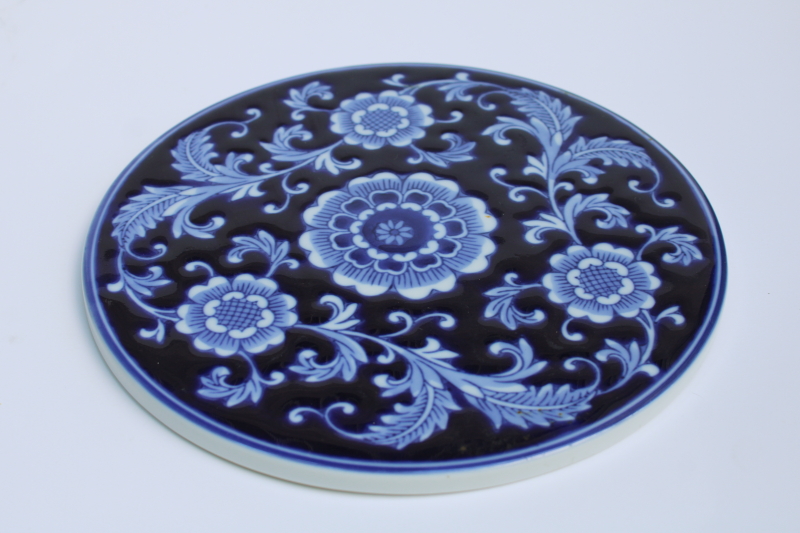 photo of Pier 1 blue & white porcelain trivet, round tile w/ Mandarin Chinese inspired flowers chinoiserie print #2