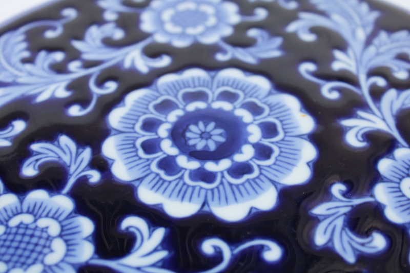photo of Pier 1 blue & white porcelain trivet, round tile w/ Mandarin Chinese inspired flowers chinoiserie print #3