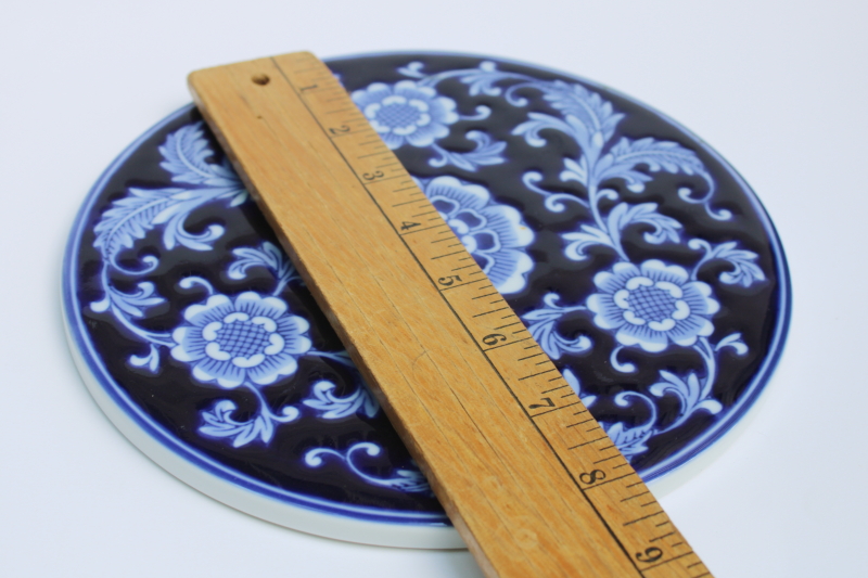 photo of Pier 1 blue & white porcelain trivet, round tile w/ Mandarin Chinese inspired flowers chinoiserie print #4