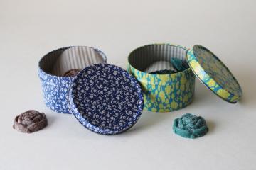 catalog photo of Pioneer Woman print tins scented wax melts Teakwood & Oak, Balsam & Myrrh 