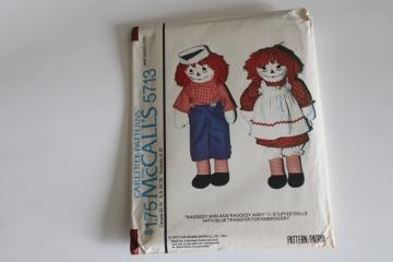 catalog photo of Raggedy Ann & Andy rag dolls to sew in four sizes, 70s vintage sewing pattern 