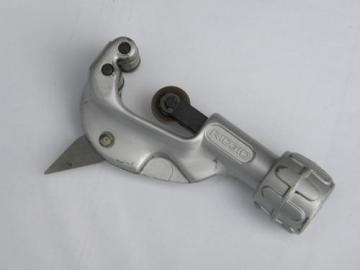 catalog photo of Rigid No. 105 copper tubing cutter 1/8'' to 1-1/8'' plumber or electrician's tool