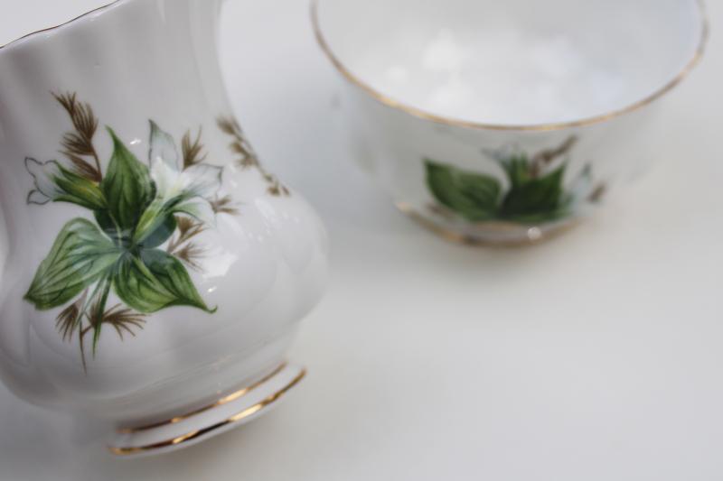 photo of Royal Albert Trillium cream pitcher and open sugar bowl set, 1970s vintage #3