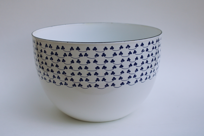 photo of Scandinavian modern vintage Finland Arabia enamelware metal bowl, blue clover on white  #1