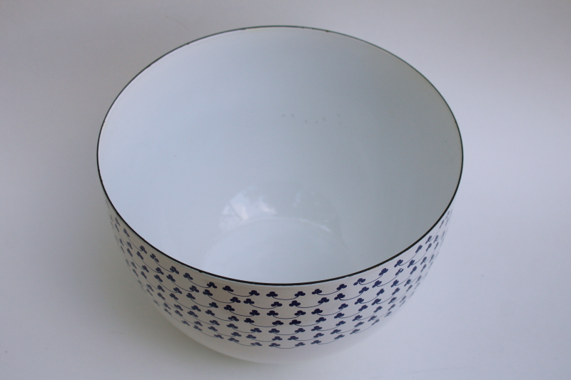 photo of Scandinavian modern vintage Finland Arabia enamelware metal bowl, blue clover on white  #2