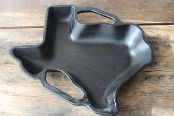 catalog photo of Texas shape Cocinaware cast iron pan for baking cornbread or fruit cobbler