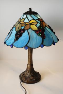 Tiffany style table lamp w/ leaded stained glass shade, dragonflies lamp base, blue grapes lampshade 