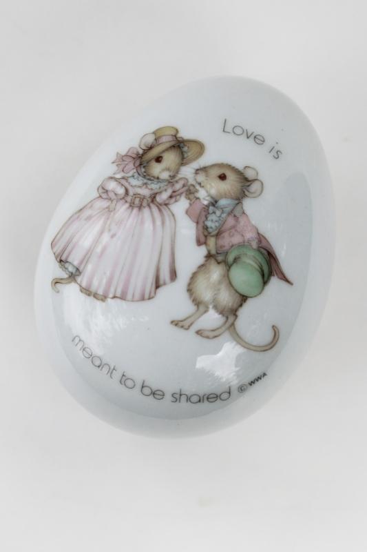 photo of Tiny Talk porcelain egg shaped trinket box w/ mouse couple, 1970s vintage #1